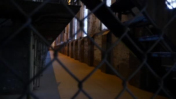 Parçalanmış Eski Hapishane Manzarası — Stok video
