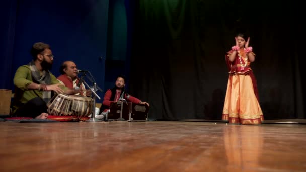 Niño Actuando Escenario Junto Tres Músicos Clásicos Indios Tocando Instrumentos — Vídeos de Stock