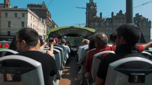 Turisté Otevřené Střeše Autobusu Budovami Města Vidět Rohu Edinburghu Redakční — Stock video