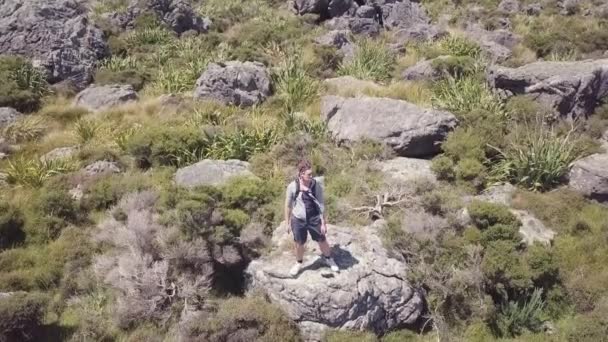 Randonneur Perdu Côte Accidentée Nouvelle Zélande Point Vue Aérien Ascendant — Video