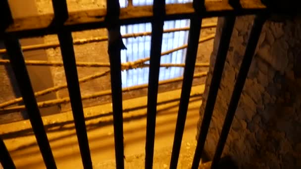 Parçalanmış Eski Hapishane Manzarası — Stok video