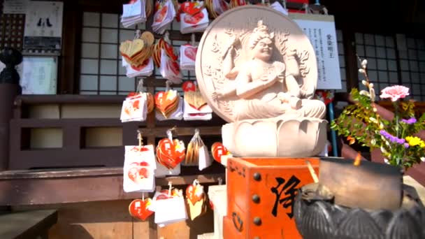 Een Typisch Tafereel Uit Een Japanse Tempel Standbeelden Kaarsen — Stockvideo