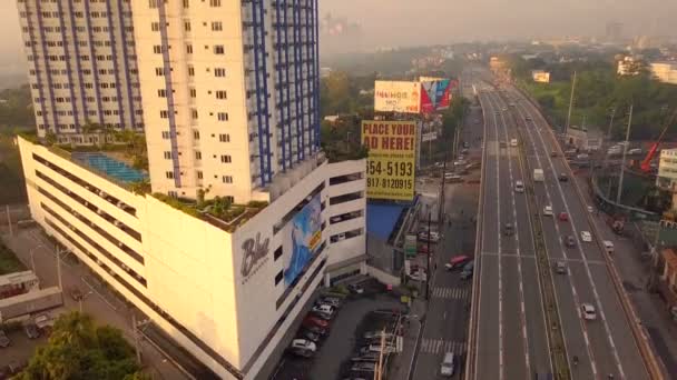 高速道路沿いの建物と看板交通 Katipunan Avenue Philipina — ストック動画