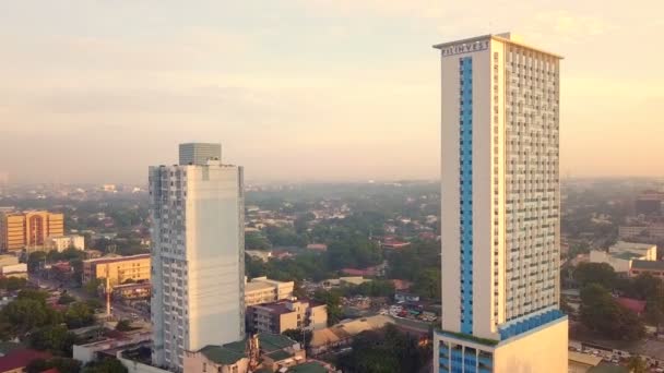Edifícios Sinais Tráfego Longo Rodovia Katipunan Avenue Filipinas — Vídeo de Stock