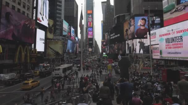 Scen Trångt Time Square Molnig Dag — Stockvideo