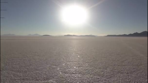 Drone Crasht Bij Zonsondergang Uyuni Salt Flats Salar Uyuni Bolivia — Stockvideo
