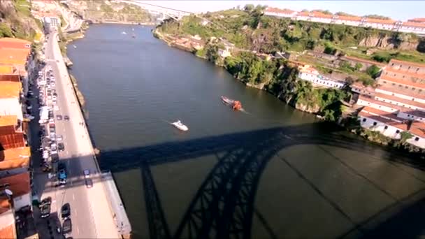 Řeka Čluny Stínem Mostu Řeka Douro Portu Portugalsko — Stock video