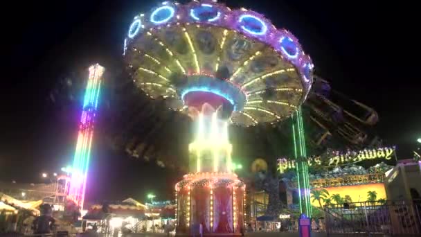 Brillantemente Illuminato Swing Giro Gira Intorno Parco Divertimenti Notte — Video Stock