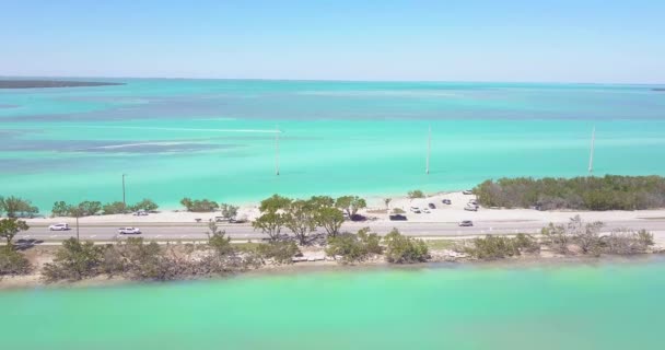 Drone Vliegt Het Water Florida Keys — Stockvideo