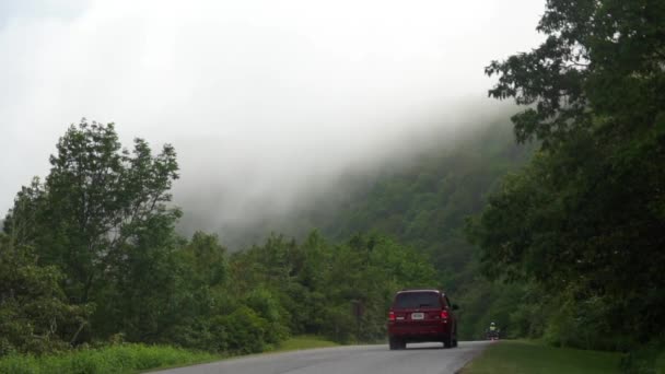 Langzame Beweging Van Wolken Rollend Een Bergtop — Stockvideo