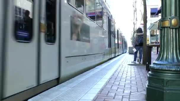 Tren Max Portland Oregon Mientras Viaja Por Una Calle Ciudad — Vídeos de Stock