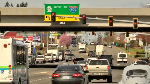 在华盛顿州 一辆警车开到路边的路上 在一个红绿灯前繁忙的汽车和卡车交通 — 图库视频影像
