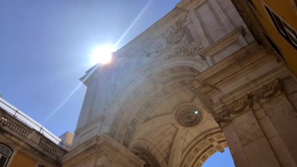 Tiro Famoso Arco Lisboa Portugal Sinalizadores Solares Atrás Edifício — Vídeo de Stock