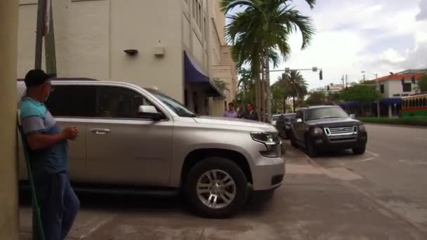 Rua Andando Com Carro Passando Por Uma Família — Vídeo de Stock