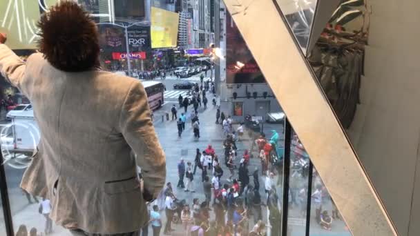 Ein Gestresster Mann Beobachtet Manhattan Durch Ein Fenster — Stockvideo