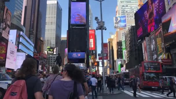 ニューヨーク タイムズ スクエアの非常に忙しい交差点を歩く人々 — ストック動画