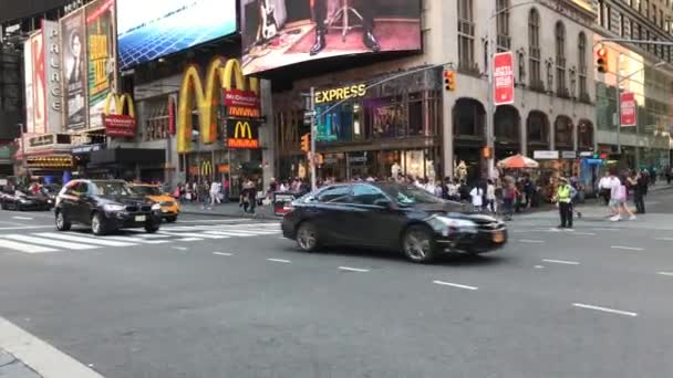 Ambulans Och Bilar Kör Times Square New York — Stockvideo