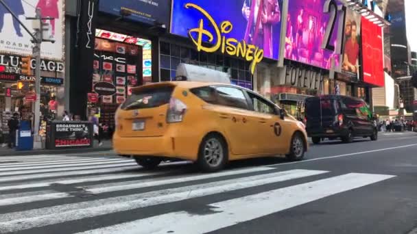 Ταξί Και Αυτοκίνητα Οδήγησης Από Times Squares Νέα Υόρκη — Αρχείο Βίντεο