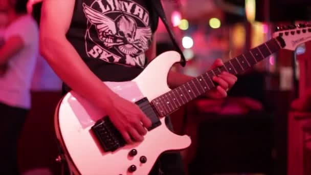 Artista Rock Roll Tocando Guitarra Bar Con Iluminación Roja — Vídeo de stock