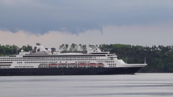 Kreuzfahrtschiff Fährt Auf Dem Ozeanfluss Quebec Vorbei — Stockvideo