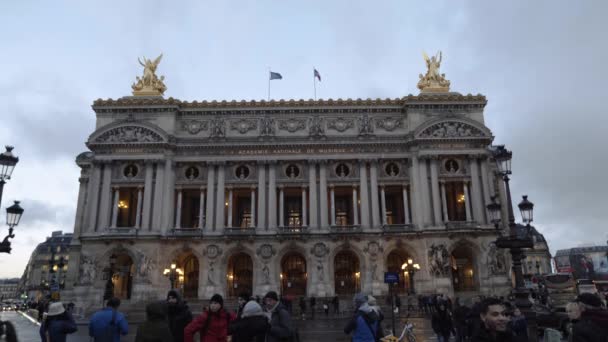 Vista Hacia Frente Ópera París Con Gente Afuera — Vídeo de stock