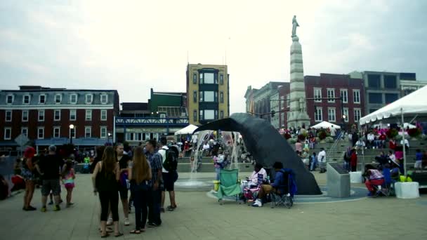 Menschen Versammelten Sich Das Whale Tail Monument New London Connecticut — Stockvideo