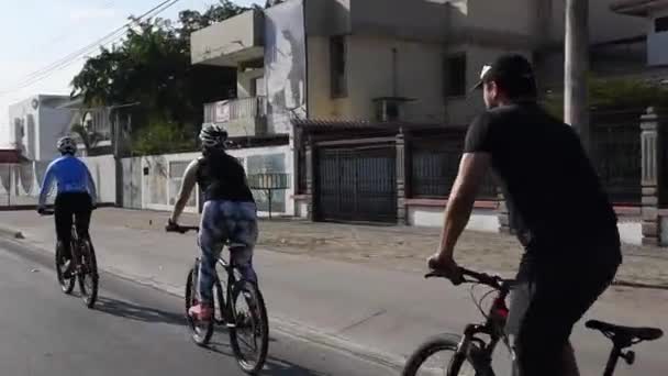 Fietsers Een Stedenbouwkundige Training Overdag — Stockvideo