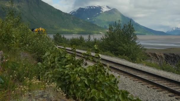 Вантажний Поїзд Аляски Подорожує Вид Навколо Вигину Повільному Русі Сніговими — стокове відео