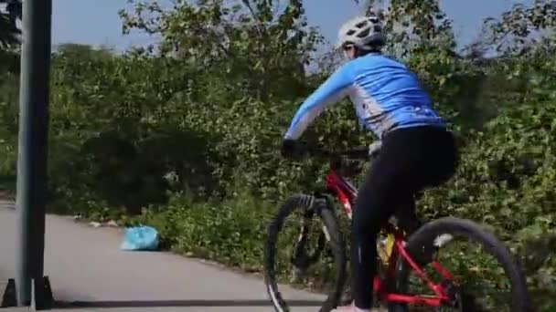 Ciclista Una Sesión Entrenamiento Atletas Mujer Hombre Fondo Campo Tiro — Vídeo de stock