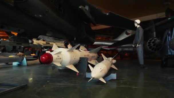 格納庫での航空機ミサイル — ストック動画