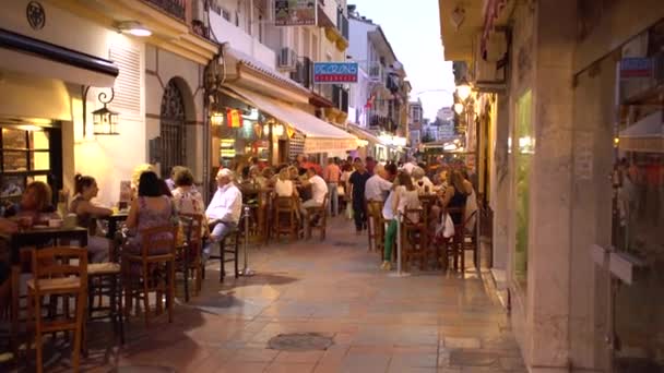 Ristorante Affollato Panorama Strada Nella Città Mediterranea Spagnola Luci Serali — Video Stock