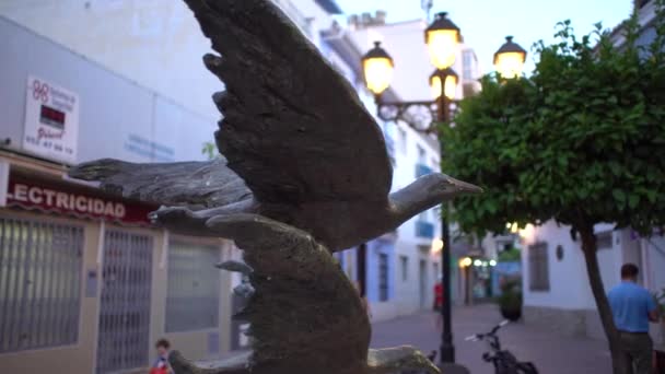 Monumento Com Pássaros Fonte Cidade Espanhola Mediterrânea Noite — Vídeo de Stock