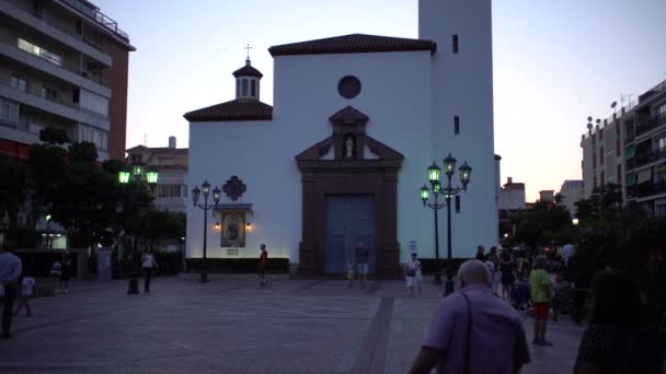 Witte Kerk Aan Drukke Straat Mediterrane Spaanse Stad Avond — Stockvideo