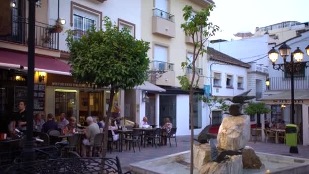 Przegląd Ulic Restauracji Śródziemnomorskim Hiszpańskim Mieście Wieczornych Światłach — Wideo stockowe