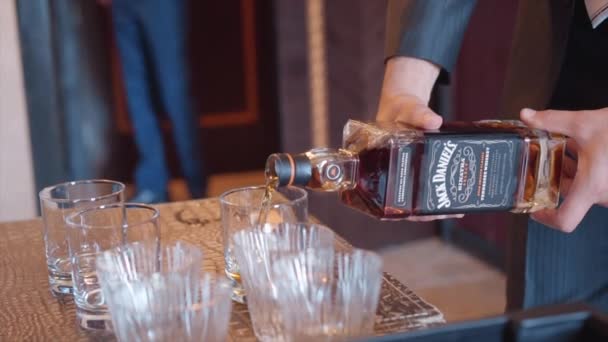 Versando Whisky Bicchiere Slow Motion — Video Stock