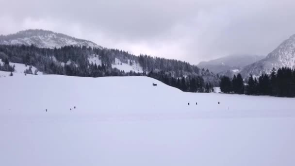 Gato Nieve Preparando Una Pista Esquí Las Montañas — Vídeo de stock