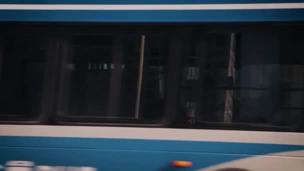 Ônibus Dirigindo Através Uma Passarela Com Grande Edifício Fundo — Vídeo de Stock