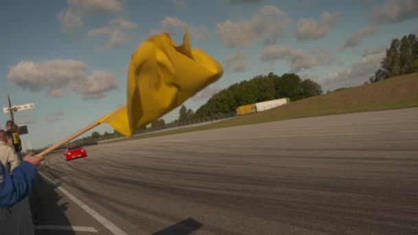 Yello Vlag Racetrack Langzame Beweging 150Fps — Stockvideo
