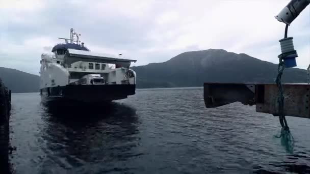 挪威渡船在4K越过挪威峡湾后停靠 — 图库视频影像