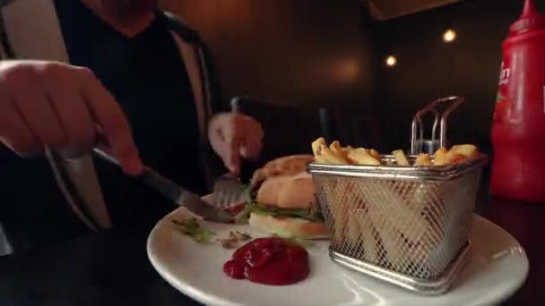 Man Eating Hamburger Time Lapse — Stock Video