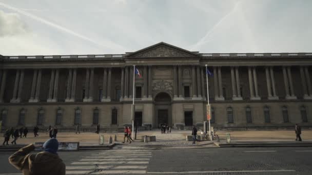Tráfico Peatones Que Pasan Por Colonnade Perrault París Francia — Vídeos de Stock