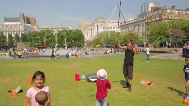 Hombre Creando Grandes Burbujas Con Palos Para Que Los Niños — Vídeo de stock