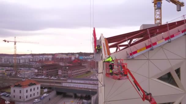 Filmagem Aérea Trabalhadores Construção Civil Completando Montagem Andaimes Torno Topo — Vídeo de Stock