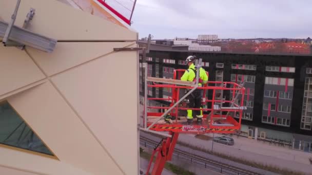 Widok Pracownika Budowlanego Noszącego Sprzęt Bezpieczeństwa Obsługującego Windę Schodzącego Dachu — Wideo stockowe