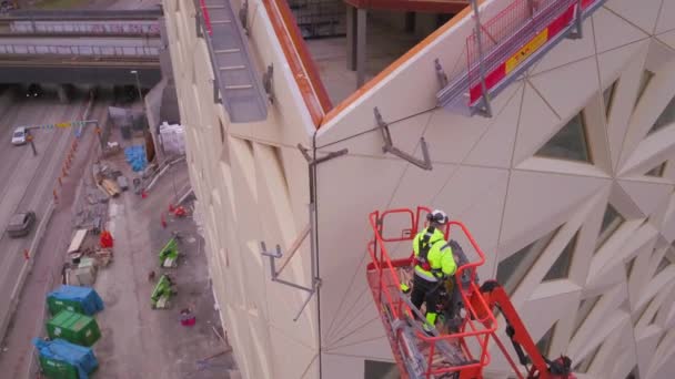 Imágenes Dron Aereo Ascendente Trabajador Construcción Que Opera Ascensor Alto — Vídeos de Stock