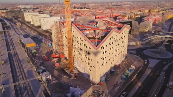 Nowa Konstrukcja Dodaje Nowoczesnego Designu Architektonicznego Miejskiej Panoramy Śnieg Ziemi — Wideo stockowe