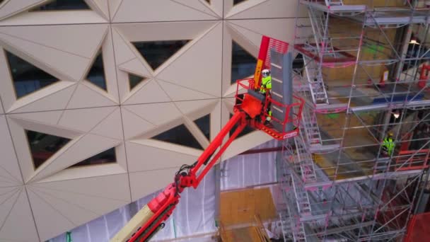 Luftaufnahmen Eines Bauarbeiters Der Maschinen Bedient Gerüstteile Hoch Die Luft — Stockvideo