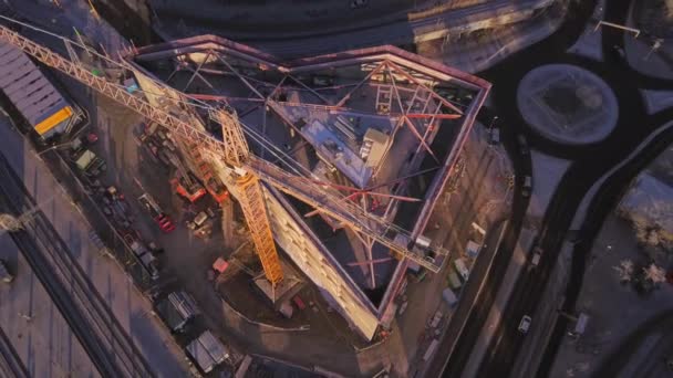 Vzdušný Pohled Novou Budovu Výstavbě Vysokým Jeřábem Místě Pohled Rozšiřuje — Stock video