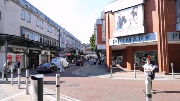 Çeyrek Alışveriş Merkezi Swansea Ngiltere Deki Yaya Caddesinde Alışveriş Yapanlar — Stok video