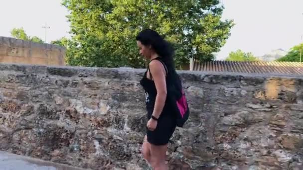Mujer Caminando Por Las Calles Pueblo Medieval — Vídeos de Stock